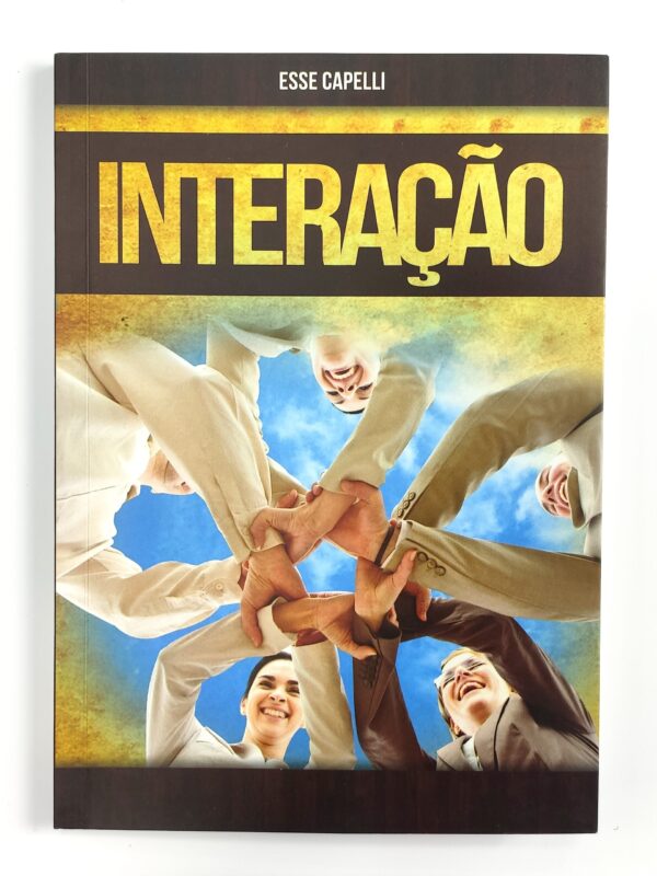 Capa do livro Interação - Esse Capelli, contém imagem de pessoas alegres com mãos e braços entrelaçados